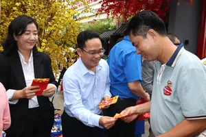 Phó Trưởng Ban Thường trực Ban Dân vận Thành ủy TPHCM Nguyễn Thị Bạch Mai và Phó Chủ tịch Ủy ban MTTQ Việt Nam TPHCM Phạm Minh Tuấn gửi quà và lời chúc bình an đến công nhân về quê trên "Chuyến xe mùa xuân"