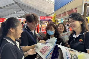 Độc giả trẻ thích thú tìm hiểu về tờ báo Đảng “49 tuổi” tại TPHCM