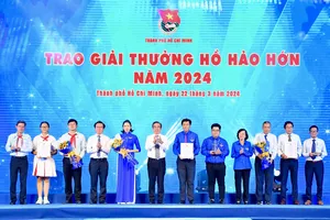 Phó Bí thư Thành ủy TPHCM Nguyễn Phước Lộc chúc mừng các tập thể đạt Giải thưởng Hồ Hảo Hớn năm 2024. Ảnh: VIỆT DŨNG