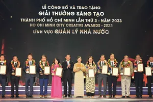 Chủ tịch UBND TPHCM Phan Văn Mãi và nguyên Chủ tịch HĐND TPHCM Nguyễn Thị Quyết Tâm trao Giải thưởng Sáng tạo TPHCM lần 3 đến các tập thể, cá nhân. Ảnh: VIỆT DŨNG