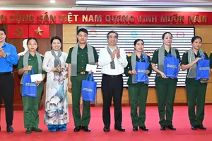 Đồng chí Nguyễn Phước Lộc trao tặng quà đến các đại biểu dự chương trình. Ảnh VIỆT DŨNG