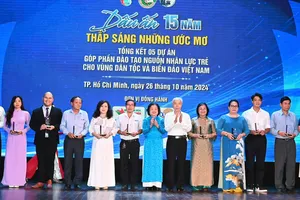 Nguyên Phó Chủ tịch nước Trương Mỹ Hoa và nguyên Chủ tịch Ủy ban Trung ương MTTQ Việt Nam Huỳnh Đảm tri ân các tập thể và các cá nhân đã góp sức cùng với Quỹ Học bổng Vừ A Dính. Ảnh: VIỆT DŨNG