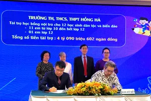 Đại diện các doanh nghiệp, mạnh thường quân ký kết tài trợ cho quỹ và CLB trong năm mới