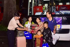 Gia đình công nhân trong niềm vui về quê trên “Chuyến xe mùa xuân - Đưa công nhân về quê đón Tết Ất Tỵ 2025” trong ngày giáp tết