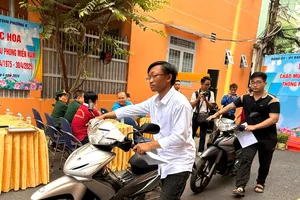 Niềm vui của người dân phường 8, quận Phú Nhuận khi nhận phương tiện sinh kế tại ngày hội