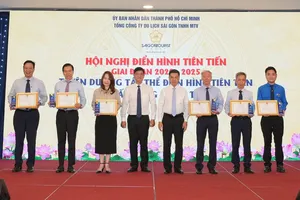Phó Chủ tịch UBND TPHCM Nguyễn Văn Dũng tuyên dương các điển hình trong phong trào thi đua