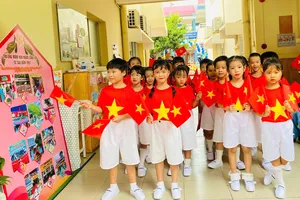 Học sinh Trường Mầm non Thành phố chuẩn bị tiết mục đồng diễn với Cờ Tổ quốc
