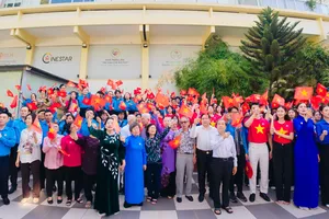 Hai thế hệ giơ cao lá Cờ Tổ quốc, hòa ca cùng nhau tại lễ chào cờ “Tôi yêu Tổ quốc tôi” ngày 24-4