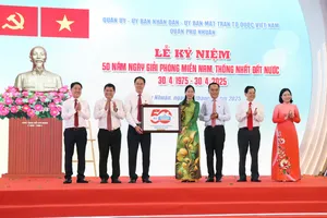 Thành ủy - HĐND - UBND - Ủy ban MTTQ Việt Nam TPHCM tặng quà dịp 50 năm Ngày Giải phóng miền Nam, thống nhất đất nước đến quận Phú Nhuận