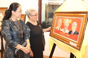 Khách tham quan triển lãm tranh cát nghệ thuật “Hồn cát Việt – 50 năm tự hào một dải non sông”