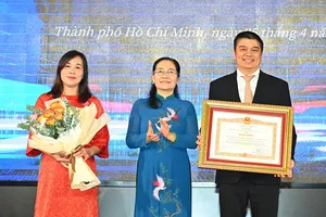 Đồng chí Nguyễn Thị Lệ, Phó Bí thư Thành ủy, Chủ tịch HĐND TPHCM trao Bằng khen của Thủ tướng Chính phủ đến tập thể. Ảnh VIỆT DŨNG