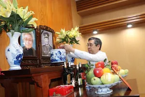 Đồng chí nguyễn Phước Lộc dâng hương tưởng nhớ Đại tướng Lê Đức Anh