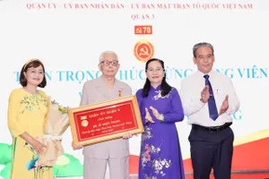 Đồng chí Nguyễn Thị Lệ, Phó Bí thư Thành ủy, Chủ tịch HĐND TPHCM trao Huy hiệu 70 năm tuổi Đảng đến đồng chí Lê Ngọc Thanh. Ảnh HOÀNG HÙNG
