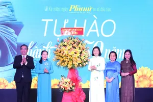 Đồng chí Nguyễn Thị Lệ, Phó Bí thư Thành ủy, Chủ tịch HĐND TPHCM và đồng chí Nguyễn Phước Lộc, Phó Bí thư Thành ủy, Chủ tịch Ủy ban MTTQ Việt Nam TPHCM tặng hoa chúc mừng kỷ niệm 50 năm Báo Phụ nữ TPHCM ra số đầu tiên