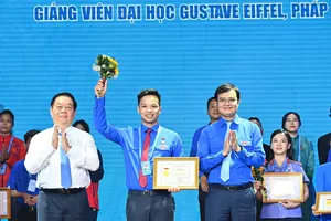 Trưởng Ban Tuyên giáo và Dân vận Trung ương Nguyễn Trọng Nghĩa và Bí thư Thứ nhất Trung ương Đoàn Bùi Quang Huy tuyên dương thanh niên tiên tiến tại đại hội. Ảnh: VIỆT DŨNG