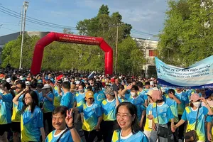 Hơn 2.000 công nhân, người lao động đi bộ 5 km góp quỹ hỗ trợ đồng nghiệp khó khăn