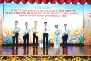 Tổng Giám đốc SAWACO Trần Quang Minh khen thưởng các tập thể, cá nhân nhận Giấy khen của Đảng ủy UBND TPHCM về thành tích xuất sắc trong học tập Bác, giai đoạn 2024 - 2025