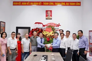 Phó Bí thư Thường trực Thành ủy TPHCM Nguyễn Thanh Nghị thăm, chúc mừng Văn phòng Báo Đại Đoàn Kết tại TPHCM. Ảnh: HOÀNG HÙNG