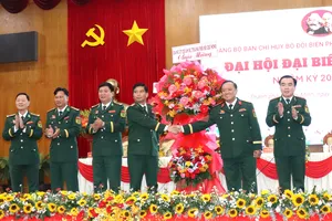Đại tá Nguyễn Thành Trung trao hoa chúc mừng đại hội