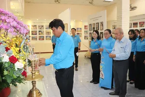 Chủ tịch LĐLĐ TPHCM Bùi Thanh Nhân cùng đoàn cán bộ công đoàn dâng hương tưởng nhớ Chủ tịch Hồ Chí Minh và Chủ tịch Tôn Đức Thắng tại phòng Truyền thống Công nhân - Công đoàn Thành phố