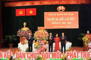 Chủ nhiệm Ủy ban Kiểm tra Thành ủy TPHCM Võ Văn Dũng tặng hoa của Thành ủy - HĐND - UBND - Ủy ban MTTQ Việt Nam TPHCM đến đại hội