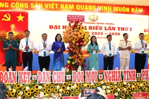 Phó Chủ tịch Thường trực Ủy ban MTTQ Việt Nam TPHCM Trương Thị Bích Hạnh tặng hoa của Thành ủy - HĐND - UBND - Ủy ban MTTQ Việt Nam TPHCM chúc mừng đại hội