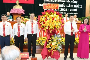 Phó Trưởng Ban Tuyên giáo và Dân vận Thành ủy TPHCM đồng chí Hoàng Nguyên Dinh tặng hoa của Thành ủy - HĐND - UBND - Ủy ban MTTQ Việt Nam TPHCM chúc mừng đại hội