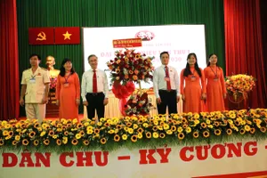 Phó Bí thư Thành ủy TPHCM Đặng Minh Thông tặng hoa của Thành ủy - HĐND - UBND - Ủy ban MTTQ Việt Nam TPHCM chúc mừng đại hội