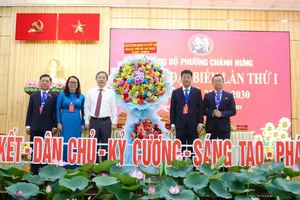 Đồng chí Dương Anh Đức tặng hoa của Thành ủy - HĐND - UBND - Ủy ban MTTQ Việt Nam TPHCM chúc mừng đại hội