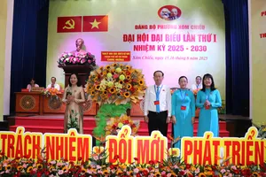 Đồng chí Trương Thị Bích Hạnh và Thiếu tướng Vũ Văn Điền tặng hoa của Thành ủy - HĐND - UBND - Ủy ban MTTQ Việt Nam TPHCM chúc mừng đại hội