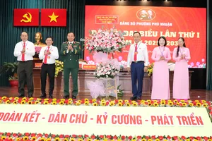 Thiếu tướng Vũ Văn Điền, Tư lệnh Bộ Tư lệnh TPHCM tặng hoa của Thành ủy - HĐND - UBND - Ủy ban MTTQ Việt Nam TPHCM đến đại hội