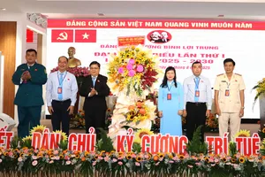 Đồng chí Nguyễn Chí Trung tặng hoa của Thành ủy - HĐND - UBND - Ủy ban MTTQ Việt Nam TPHCM chúc mừng đại hội