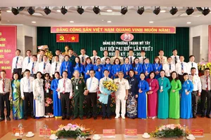 Đồng chí Tạ Quốc Trung tặng hoa của Thành ủy - HĐND - UBND - Ủy ban MTTQ Việt Nam TPHCM đến đại hội