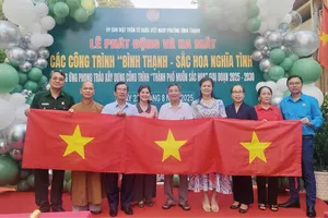 Trao cờ Tổ quốc đến người dân