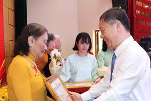 Trưởng Ban Tuyên giáo và Dân vận Thành ủy TPHCM Dương Anh Đức trao Huy hiệu 60 năm tuổi Đảng đến đảng viên