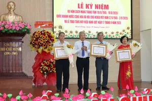 Bí thư Đảng ủy phường Bình Đông Võ Thành Khả trao Huy hiệu Đảng đến các đảng viên