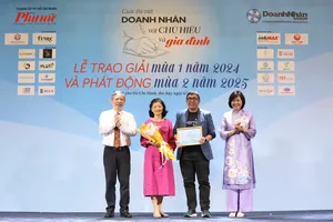 Trưởng Ban Tuyên giáo và Dân vận Thành ủy TPHCM Dương Anh Đức trao giải thưởng của cuộc thi