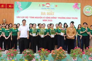 Trao tặng hoa cho các đơn vị để xây dựng công trình “Bình Trưng muôn sắc hoa”