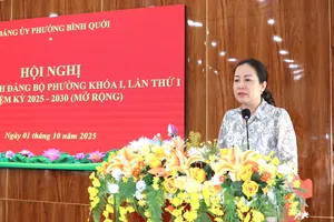 Bí thư Đảng ủy, Chủ tịch HĐND phường Bình Quới Đỗ Thị Minh Quân phát biểu tại hội nghị