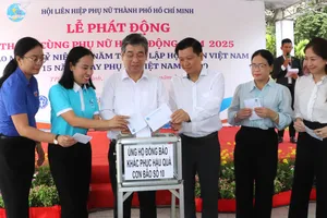 Phó Bí thư Thành ủy, Chủ tịch Ủy ban MTTQ Việt Nam TPHCM Nguyễn Phước Lộc và các đại biểu ủng hộ đồng bào ảnh hưởng bão lũ