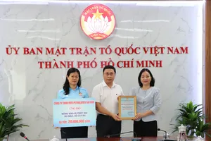 Phó Chủ tịch Thường trực Ủy ban MTTQ Việt Nam TPHCM Trương Thị Bích Hạnh tiếp nhận hỗ trợ từ Công ty TNHH MTV Petrolimex Sài Gòn 