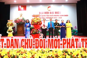 Đồng chí Trương Thị Bích Hạnh tặng hoa chúc mừng đại hội