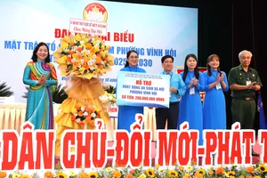 Đồng chí Trương Thị Bích Hạnh trao tặng hoa và trao hỗ trợ hoạt động an sinh xã hội đến phường Vĩnh Hội