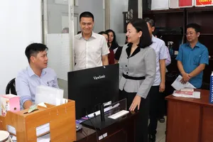 Đồng chí Trương Thị Bích Hạnh và tổ công tác số 15 khảo sát thực tế tại phường Vĩnh Hội