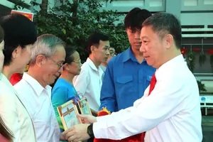 Trưởng ban Tuyên giáo và Dân vận Thành ủy TPHCM Dương Anh Đức biểu dương gia đình tiêu biểu tại ngày hội