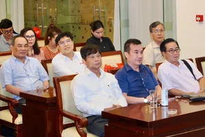 Cán bộ tuyên giáo, dân vận, báo chí, xuất bản TPHCM tham gia hành trình “Hướng về cội nguồn Cách mạng”. Ảnh: HOÀNG HÙNG