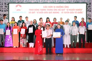 Các đơn vị trao ủng hộ Quỹ “Vì người nghèo” và Quỹ “Vì biển đảo quê hương - Vì tuyến đầu Tổ quốc” tại chương trình