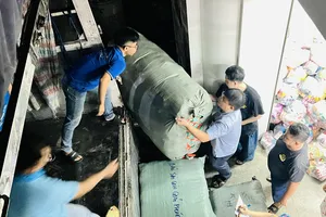 Hàng hóa được xếp lên xe để vận chuyển trong đêm ra Khánh Hòa