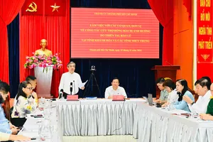 Đồng chí Nguyễn Phước Lộc, Phó Bí thư Thành ủy, Chủ tịch Ủy ban MTTQ Việt Nam TPHCM Chủ trì buổi họp ngày 25-11. Ảnh: VIỆT DŨNG