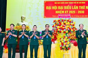 Thượng tướng Bế Xuân Trường, Chủ tịch Hội CCB Việt Nam tặng hoa chúc mừng đại hội. Ảnh VIỆT DŨNG